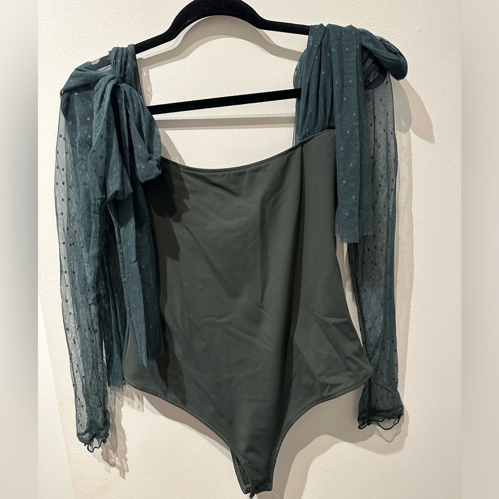 FREE PEOPLE Long sleeve, low back, mesh arm bodysuit!
Sexy and classy!